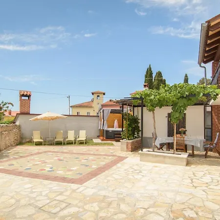 펜션 Giovanni Vabriga With Private Jacuzzi *