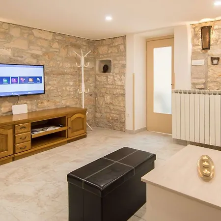 Nyaraló Giovanni Vabriga With Private Jacuzzi *