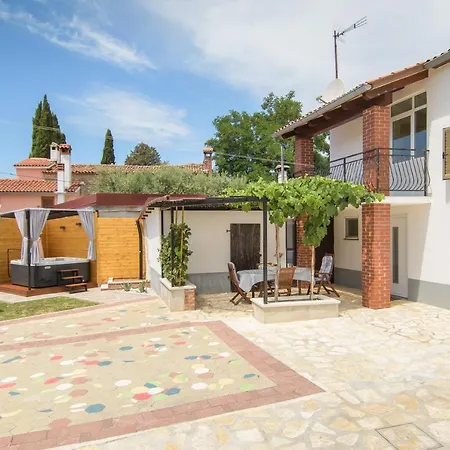 Holiday home Giovanni Vabriga With Private Jacuzzi Tar-Vabriga