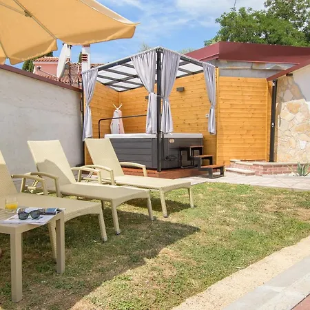 Giovanni Vabriga With Private Jacuzzi *