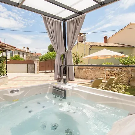 Giovanni Vabriga With Private Jacuzzi Holiday home