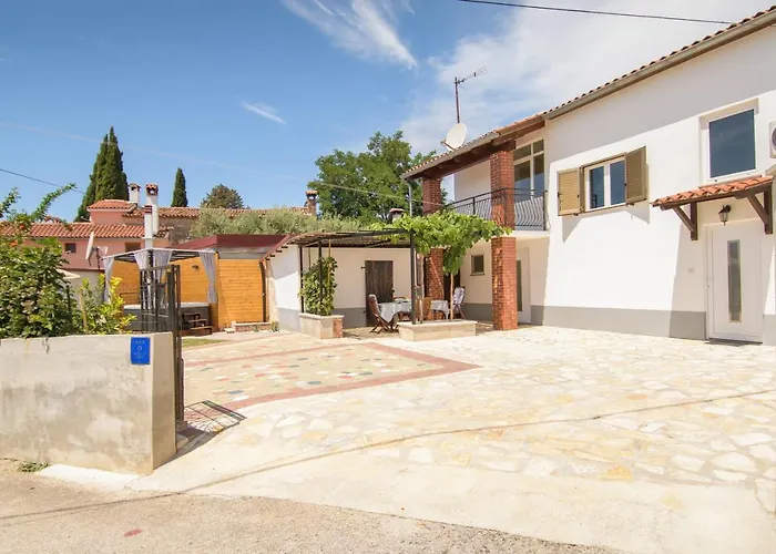 Feriehus Giovanni Vabriga With Private Jacuzzi